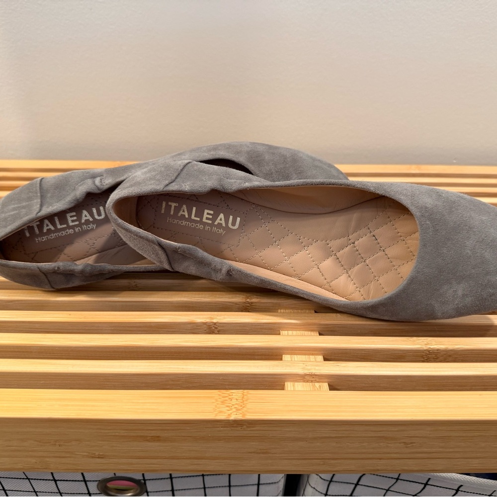Italeau Women's Gray Suede Loafers